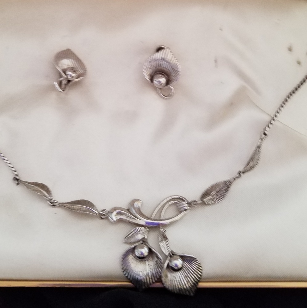 Necklace and earrings set